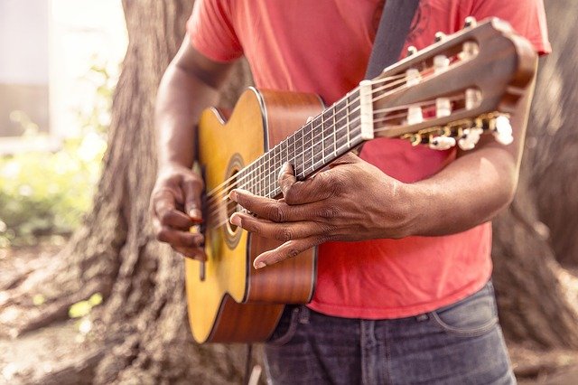 Músico callejero tocando música auténtica.